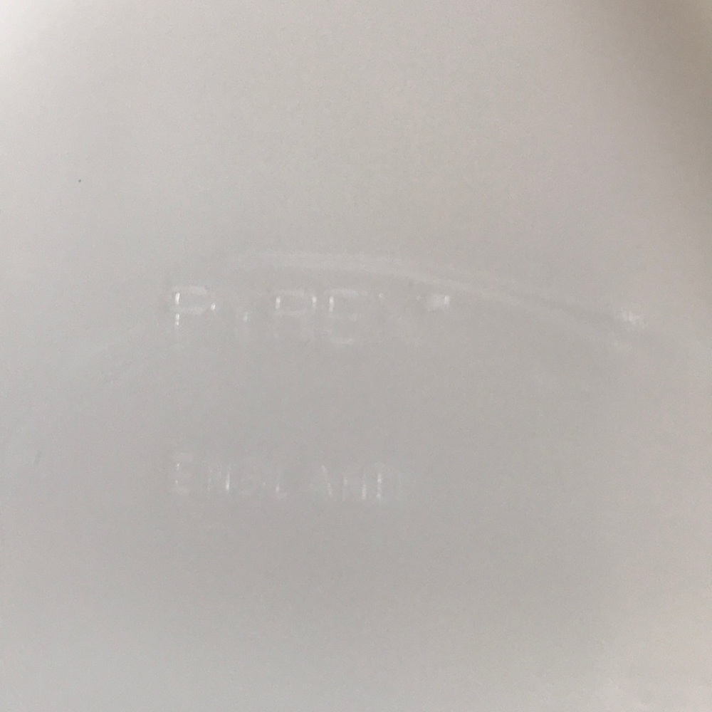 Pyrex triangle refrig dish - Picture 3 of 6